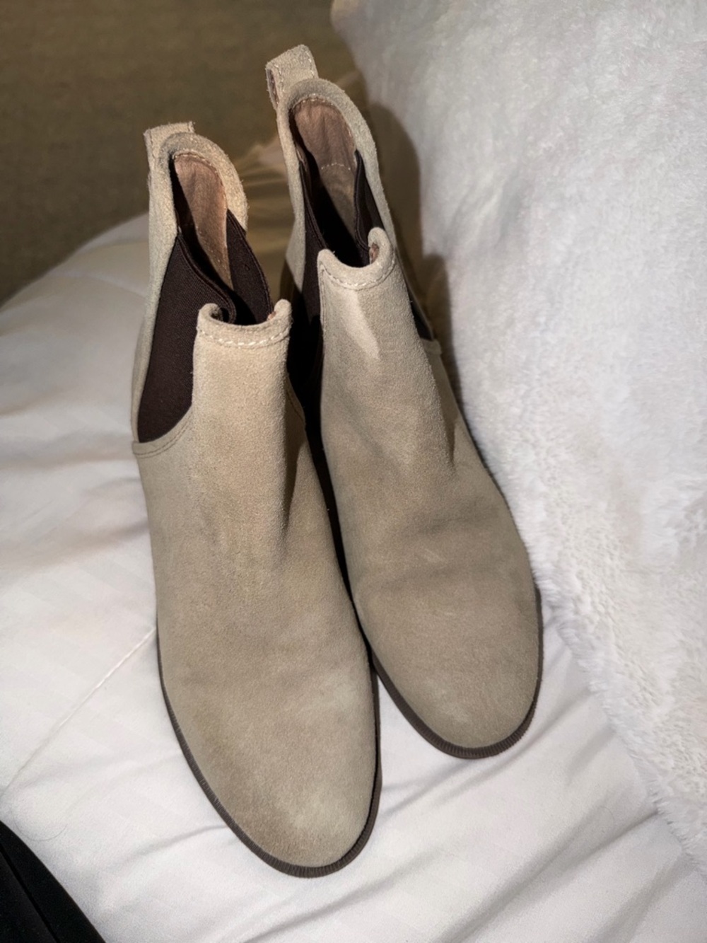 Steve Madden Beige Suede Chelsea Ankle Boots with Brown Elastic - Picture 2 of 5